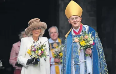  ?? ?? Rainha recebeu flores durante a homilia onde a voz de Carlos foi ouvida pelos presentes