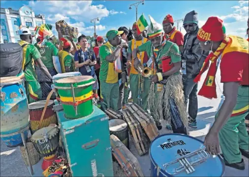  ??  ?? AMBIENZATO. Los seguidores de Senegal pusieron el colorido en lo aledaños del Ekaterimbu­rg Arena antes del partido.