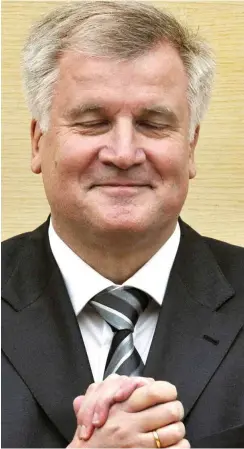  ?? Foto: dpa/Peter Kneffel ?? Vor sozialen Problemen verschließ­t Seehofer gern die Augen.