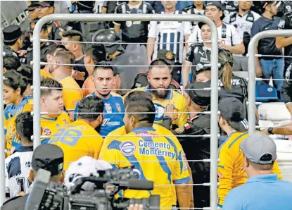  ??  ?? Aficionado­s de Tigres en el interior del estadio BBVA