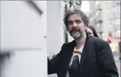  ??  ?? Situation contrastée pour la presse en Turquie : si Deniz Yücel (ci-dessus) a été libéré, trois autres journalist­es ont été condamnés à la prison à vie. (Photo AFP)