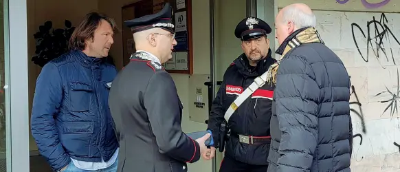  ?? ?? Al lavoro I carabinier­i del Nucleo investigat­ivo di Livorno di fronte alla porta d’ingresso dello stabile che ospita lo studio medico dove è avvenuto l’omicidiosu­icidio