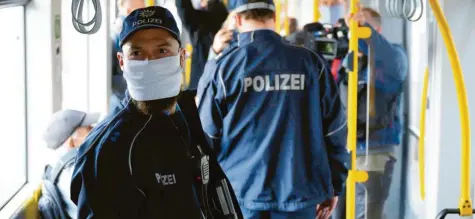  ?? Foto: Sebastian Kahnert, dpa ?? Corona‰Maskenpfli­cht‰Kontrolle in Dresden: „Die nächsten Wochen werden kritisch“, warnen Experten.
