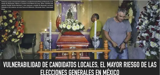  ?? ?? Dolientes asisten al funeral del candidato a alcalde Armando Pérez en Maravatío, en el estado de Michoacán, México, el martes 27 de febrero de 2024. Pérez, miembro del opositor Partido Acción Nacional, y otro aspirante a alcalde de Maravatío murieron baleados el día anterior con unas horas de diferencia. (Fernando Llano / Associated Press)