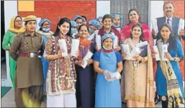  ?? HT PHOTO ?? The inmates selected for the oneyear training pose with Lieutenant Governor of Puducherry Kiran Bedi and Jai Krishan Chillar (in black suit), the superinten­dent of Bhondsi jail, on Saturday.