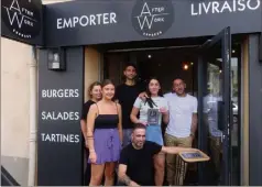  ?? (Photo J.-L. G.) ?? Laetitia, Marine, Alexis, Jonathan, Morgane et Julien devant leur nouvelle enseigne.