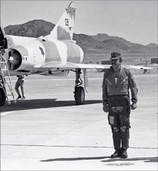  ?? DR/COLL. SHLOMO ALONI ?? Uri EvenNir pilotait des “Nesher” au Squadron 144. Il fut l’un des pilotes israéliens qui affronta les “Mirage” égyptiens en octobre 1973, touchant l’un d’eux le 22 octobre.