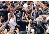  ?? FOTO: REUTERS ?? Juan Guaidó (r., dunkler Anzug, weißes Hemd) wird von seinen Anhängern frenetisch am Flughafen von Caracas empfangen.