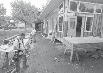  ?? ADRIAN LAM, TIMES COLONIST ?? Constructi­on workers build one of two portables at Willows Elementary School.