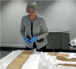  ?? HAMISH MCNEILLY/STUFF ?? Mary Gray inspects for the first time items found in Central Otago by her grandfathe­r.