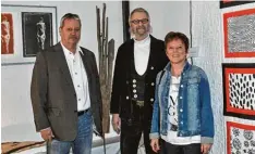  ?? Foto: Claudia Bader ?? Künstler (von links) Klaus Greck, Galerist Joachim Herzer und Theresia Richter Num berger zeigten bei der Vernissage ihre Werke.