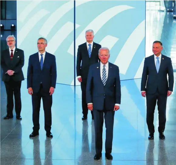  ??  ?? Foto de familia de los líderes de la OTAN sin mascarilla, pero con distancia de seguridad