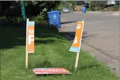  ?? HERALD PHOTO BY AL BEEBER ?? A vandalized Shannon Phillips election sign is seen on a lawn Thursday morning on the city’s westside.