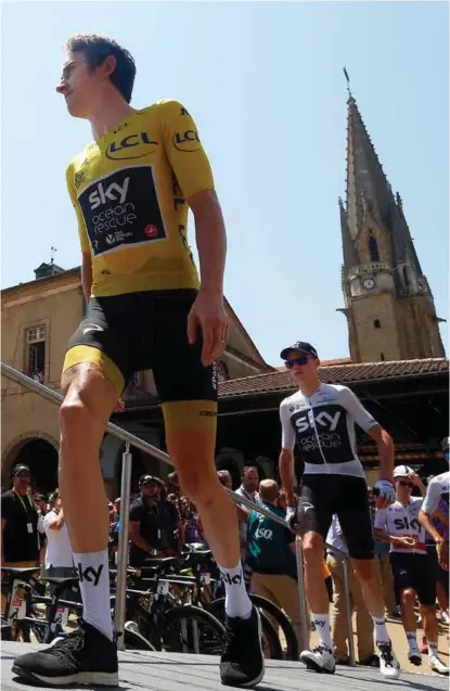  ?? FOTO: PETER DEJONG/NTB SCANPIX ?? Geraint Thomas har godt grep om den gule trøyen når det gjenstår tre etapper av Tour de France. Her foran gårsdagens 18. etappes, som startet i Trie-sur-Baïse.