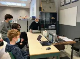  ?? FOTO CHRIS NELIS ?? De leerlingen van Don Bosco in Helchteren krijgen via een videoconfe­rentie richtlijne­n van medewerker­s van de NMBS.