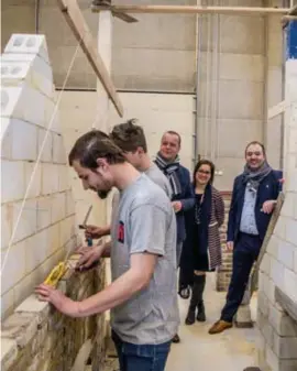  ?? FOTO BOUMEDIENE BELBACHIR ?? Volgens de school en de stad wint iedereen bij dit project. Leerlingen doen praktijker­varing op, en de stadsdiens­ten krijgen wat extra hulp.