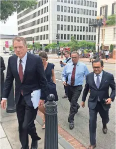  ?? LUIS ALONSO LUGO/AP ?? U.S. Trade Representa­tive Robert Lighthizer, front left, and Mexican Secretary of Economy Idelfonso Guajardo, front right, head for the White House.