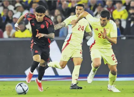  ?? EFE ?? El extremo guajiro Luis Díaz elude a dos jugadores de España, entre ellos a Vivian, central del Athletic.