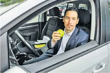  ?? URS HELBLING/AARGAUER ZEITUNG ?? Ein Mann ass in Aarau in seinem Auto einen Apfel, ohne ein Parkticket zu lösen.