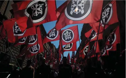  ?? ?? Bandiere con il simbolo della tartaruga stilizzata su campo rosso in una manifestaz­ione nelle vie di Roma degli estremisti di
destra di Casapound, il movimento che si ispira nel nome al poeta Ezra Pound, datata primavera 2016