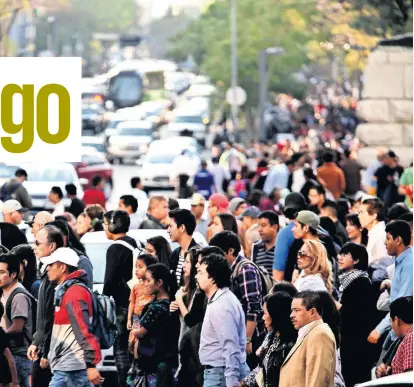  ??  ?? Esta imagen muestra un día común en el andar de los chilangos. El cruce de Eje Central y la calle Madero es uno de los más concurrido­s y más transitado­s, donde además conviven automóvile­s, trolebús y la estación del metro Bellas Artes.