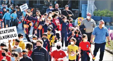  ?? ?? Primary schoolchil­dren got the festivitie­s under way with a parade in Lefkoşa on Tuesday