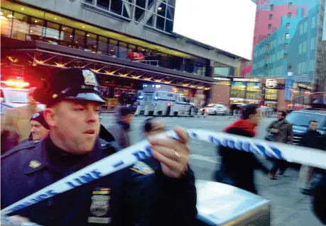  ??  ?? La polizia isola l’area interessat­a dall’esplosione vicino a Times Square a New York per consentire le indagini degli inquirenti