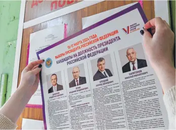  ?? FOTO: LEV FEDOSEYEV/IMAGO ?? Ein Wahlplakat in Russland zeigt Präsident Putin und seine drei Gegenkandi­daten. Die drei Mitbewerbe­r haben bei dieser Wahl aber keine Chance und unterstütz­en in wesentlich­en Punkten sogar den Kreml.