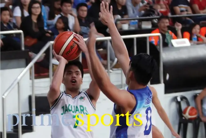  ?? Photo by Jean Nicole Cortes ?? MARKED MAN. UC Jaguars Jhune Ric Buenaventu­ra goes up for shot against an SLU defender during the match –up in the eliminatio­ns round. Buenaventu­ra will be a marked man as the teams gears up for a rare three peat in the BBEAL.