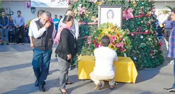  ??  ?? La actual alcaldesa de Temixco, Juana Ocampo, rompió en llanto ante la fotografía de su hija Gisela, la primera edil de ese municipio, quien fue asesinada el 2 de enero de 2016. Por este caso se sentenció a cinco de los 10 sicarios implicados.