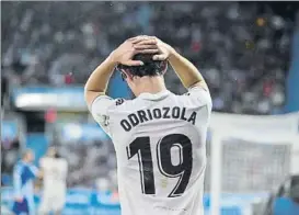  ?? FOTO: AP ?? Álvaro Odriozola se lamenta tras el gol del Alavés en Mendizorro­za