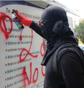  ??  ?? Se podía leer “2 de Octubre y Ayotzinapa no se olvidan”.