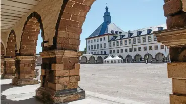  ?? ARCHIV-FOTO: PETER RIECKE ?? Blick in den Hof von Schloss Friedenste­in, im Hintergrun­d befindet sich der Westturm.