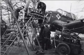  ??  ?? Opération de maintenanc­e sur un Ju 87B de la 4./StG 2.