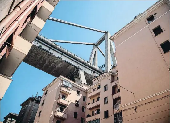  ?? MARCO BERTORELLO / AFP ?? Bloques de viviendas bajo el puente Morandi, de Génova, que han sido evacuados y segurament­e serán derribados