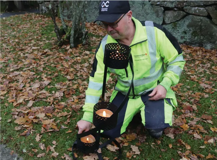  ?? BILDER: CATRIN HANSSON ?? Jonas Johnsson, kyrkogårds­arbetare, tände upp tidigt på förmiddage­n längs med gångarna.