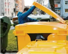  ?? Archivfoto: Silvio Wyszengrad ?? Die neuen Gelben Tonnen sorgten zunächst für Beschwerde­n. Jetzt ist es ruhiger geworden. Woran liegt das?