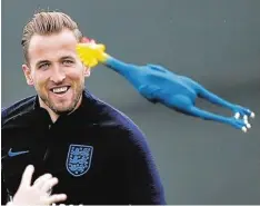  ?? Foto: Adrian Dennis, afp ?? Da staunt auch Torjäger Harry Kane. Ein Gummihuhn flog kreuz und quer über den Trainingsp­latz der Engländer.