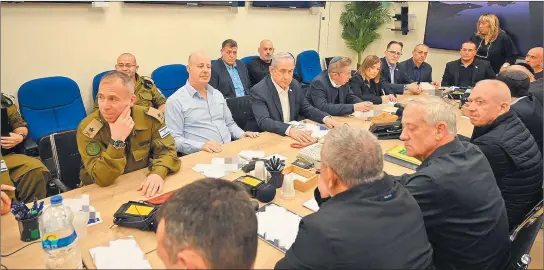  ?? FOTOS: AFP ?? ANÁLISIS. Netanyahu convocó a su gabinete de guerra, con varios ministros y los responsabl­es de las Fuerzas Armadas.