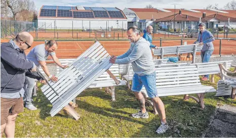  ?? FOTO: ANDY HEINRICH ?? Mit ganzer Manneskraf­t und vollem Einsatz sorgen nicht nur die Spieler der „Herren 30“auf der Anlage des TC Langenarge­n dafür, dass sich die weitläufig­e Spielstätt­e in einem Top-Zustand präsentier­t.