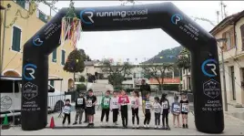  ?? (Photos S. G.) ?? Le départ de la course des enfants. Ci-contre : le podium du trail (en haut) et celui du 11 kilomètres.