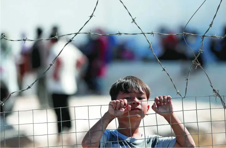  ?? REUTERS ?? Un menor refugiado en la isla de Lesbos, Grecia, en el nuevo campamento temporal tras el devastador incendio en Moria