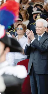  ?? ANSA ?? AUGURI PRESIDENTE Il Presidente della Repubblica Sergio Mattarella che ieri ha compiuto 81 anni alla Scuola Allievi Carabinier­i a Torino