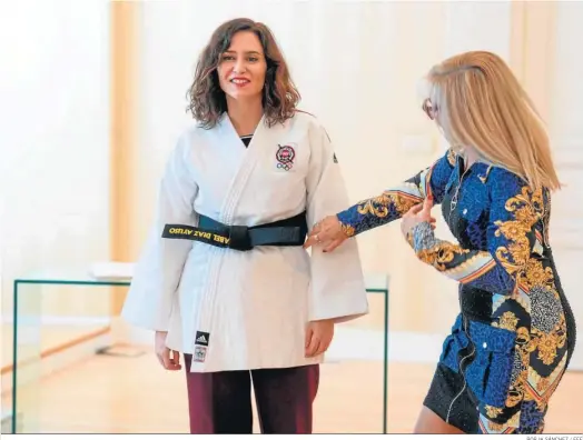  ?? BORJA SÁNCHEZ / EFE ?? La presidenta de la Comunidad de Madrid, Isabel Díaz Ayuso, recibe el cinturón negro honorífico de la Federación Madrileña de Judo.