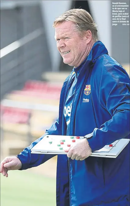  ?? FOTO: FCB ?? Ronald Koeman, en el entrenamie­nto de ayer con su libreta bajo el brazo, para acabar de perfilar tanto el once de la final como el sistema de juego