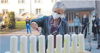  ?? FOTO: HERBERT GUTH ?? Ursula Rüstig entzündete die 19 Kerzen zum Gedenken an die aus Wilhelmsdo­rf 1941 ins Todeslager deportiert­en Behinderte­n.