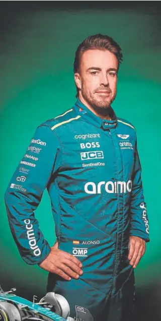  ?? // ABC ?? Fernando Alonso, con la indumentar­ia de 2024, y el Aston Martin, durante la presentaci­ón realizada ayer en Silverston­e