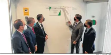  ?? MANUEL ARAGÓN PINA ?? El vicepresid­ente de la Junta descubre la placa que recordará la inauguraci­ón de esta sede judicial en Barbate.