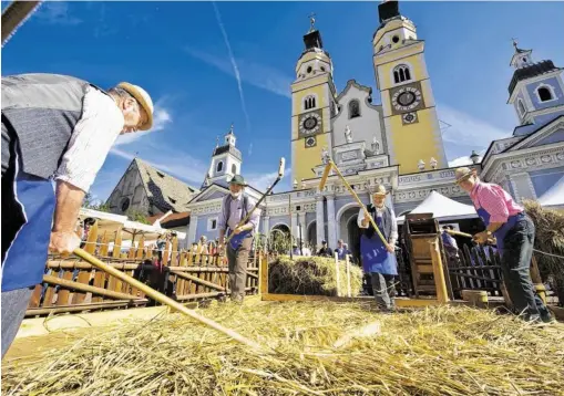  ?? BILD: SN/OTHMAR SEEHAUSER ?? Mähdresche­n beim Bauernmark­t vor dem Brixner Dom.