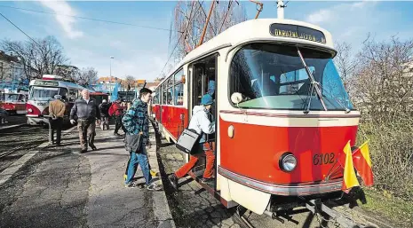  ??  ?? Nejstarší legenda V sobotu Prahou projel ku příležitos­ti vzniku nové linky 23 tramvajový průvod. V jeho čele jela nejstarší dochovaná „té trojka“s evidenčním číslem 6102. Jde v pořadí o druhý vyrobený vůz T3, hned po prototypu. Cestujícím sloužil mezi...